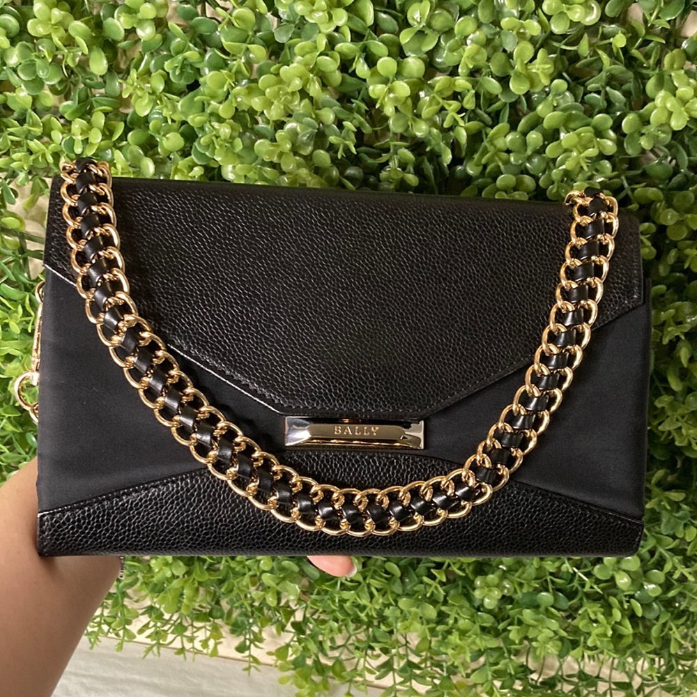 ❤️ Bally Push Lock Clutch With Chain ❤️